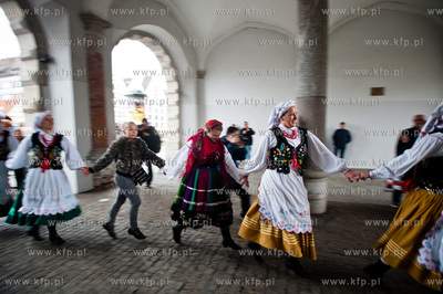 Gdansk. Dlugi Targ. Zespol Piesni i Tanca Uniwersytetu...