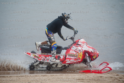 Sopot. Skok norwega Stiana Pedersena na skuterze snieznym...