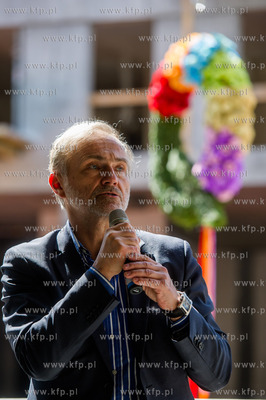 Gdynia. Uroczyste zawieszenie wiechy na nowo powstajacym...