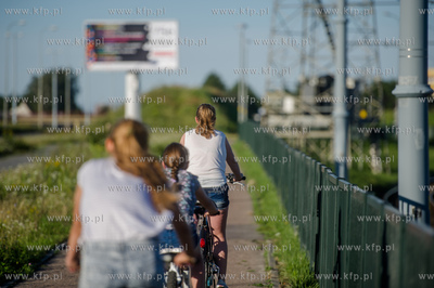 Gdańsk. Rowerzyści na ścieżce rowerowej wzdłuż...