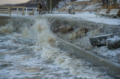 Gdynia. Orłowo. Skutki nocnego sztormu na Bałtyku.
05.01.2017
fot....