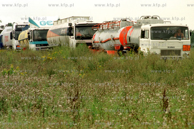 Cysterny w kolejce po paliwo przed Rafinerie Gdanska,...