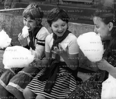 Ulica Dluga w Gdansku - nz dzieci jedzace wate cukrowa...