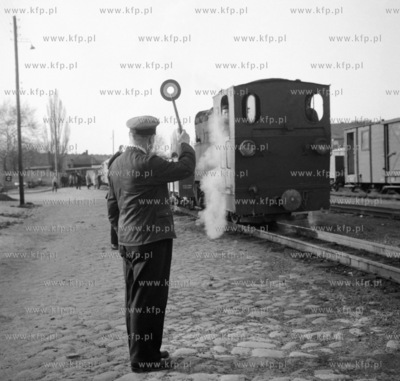 Zawiadowca na stacji żuławskiej kolejki wąskotorowej...