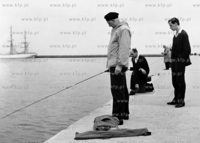 Wedkarze na nabrzezu Pomorskim w Gdyni.
21.09.1965
odb_14_05_05
Fot....
