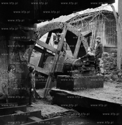 Na ruinach zabytkowej kuzni wodnej w Gdansku Oliwie.
12.04.1971
z0000306z_kwiecien1971
Fot....