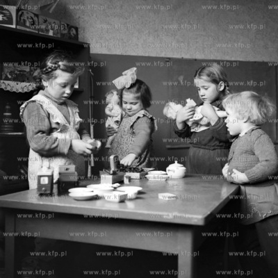 Przedszkolna zabawa w sklep. 
1958
0000537z
Fot....