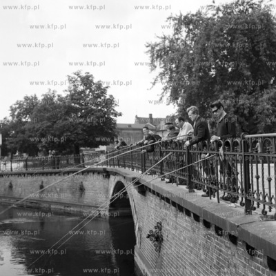 Wędkarze na moście na ul Wapienniczej w Gdańsku....