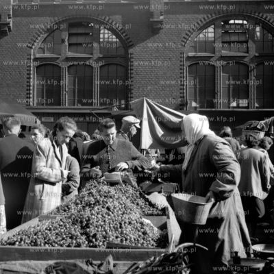 Handel warzywami i owocami obok Hali Targowej w Gdańsku....
