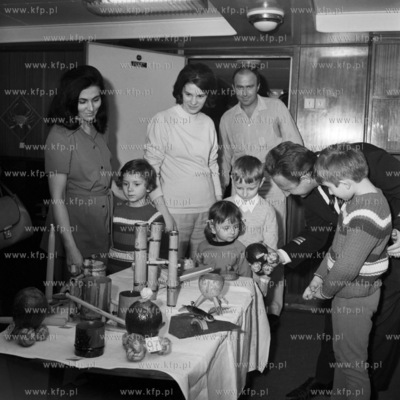 Rodziny marynarzy zwiedzają wystwe hobbystów na statku...