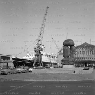 Transatlantyk Stefan Batory cumuje przy nabrzeżu Dworca...