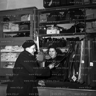 W sklepie z odzieża i galanterią skórzaną. (Lata60).
1963...