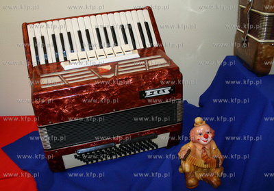 Wystawa akordeonow w krzywym domku na sopockim deptaku....