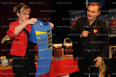 Gdynia. XVII Final WOSP. Gdynska licytacja fantow,...