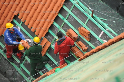 Kosciol sw. Katarzyny, Gdansk. Prace dekarskie na dachu...