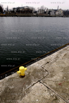 Nabrzeze przy ul. Sienna Grobla w tle budynki przy...