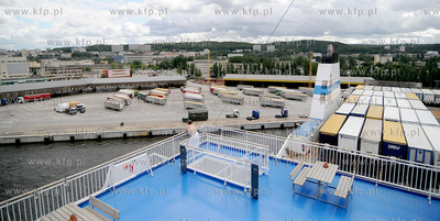 Gdynia. Do nabrzeza w Baltyckim Terminalu Kontenerowym...