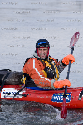 Podroznik Marek Kaminski podczas kajakowego splywu...