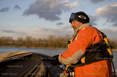 Podroznik Marek Kaminski podczas kajakowego splywu...