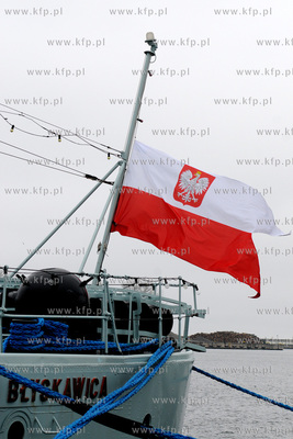 Gdynia. Skwer Kosciuszki. Opuszczone do polowy bandery...