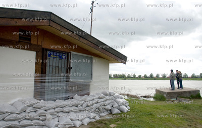 Mikoszewo Nz. Zabezpieczony przed zalaniem budynek.
...