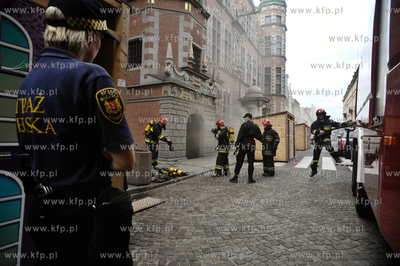 Pozar w piwnicach zabytkowej Gdanskiej Zbrojowni w...