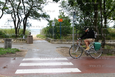 Sciezki rowerowe wzdluz plazy w Gdansku Jelitkowie....