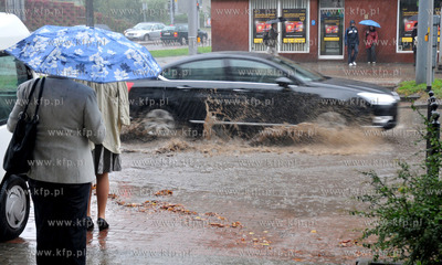 Gdynia. zbieg ul. Warszawskiej i Slaskiej. Zalane ulice...