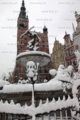 Zasniezona studnia Neptuna na Dlugim targu w gdansku.
13.12.2010
fot....