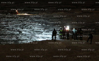 Ustronie Morskie. Strazacy uratowali sarne dryfujaca...