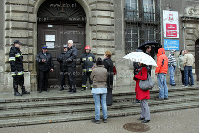 Alarm bombowy w budynku Sadu Okregowego w Gdansku na...