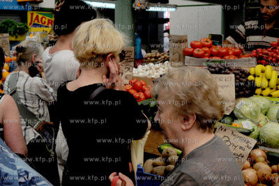 Kupcy z gdyńskiej hali targowej przeszli ulicami Gdyni...