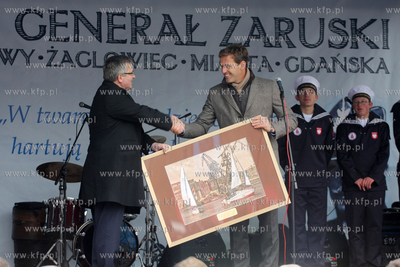 Gdansk. Nabrzeze przy Targu Rybnym. Prezentacja zaglowca...