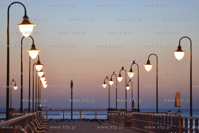 Gdynia Orlowo. Na Orlowskiej plazy o swicie. Oswietlone...