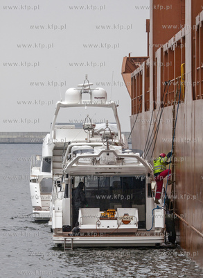 Gdynia. Zaladunek 9 jachtow motorowych produkcji firmy...