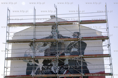 Na elewacji budynku na Trakcie Sw. Wojciecha powstaje...