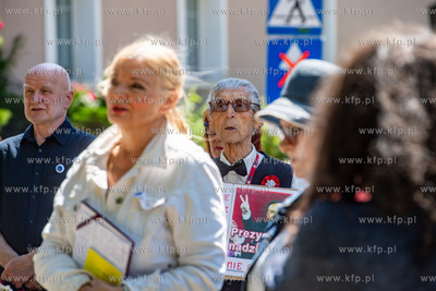 Uroczystości złożenia kwiatów pod pomnikiem Pamięci...