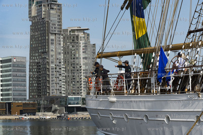 Brazylijska fregata Cisne Branco wpływa do Nabrzeża...
