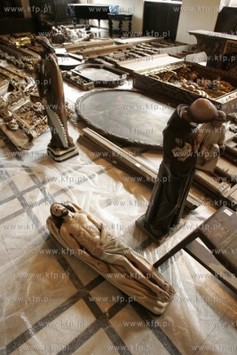 Uratowane zabytki ze spalonego kosciola sw. Katarzyny...