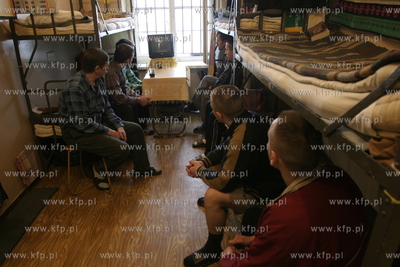 Areszt Sledczy w Gdansku. Wiezniowie ogladajacy w telewizji...