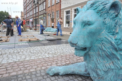 Gdansk. Prace przy budowie Fontanny Czterech Kwartalow,...