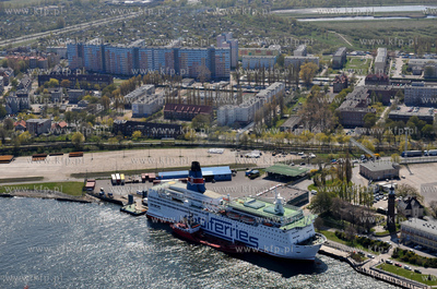 Gdanskz lotu ptaka. Port Gdanski rzy nabrzezu prom...