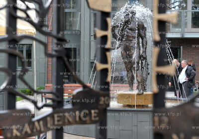 Odsloniecie fontanny Netuna na dziedzincu Kwartalu...
