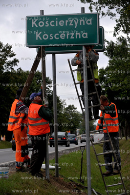 Przy wjezdzie do Koscierzyny na Kaszubach zainstalowano...