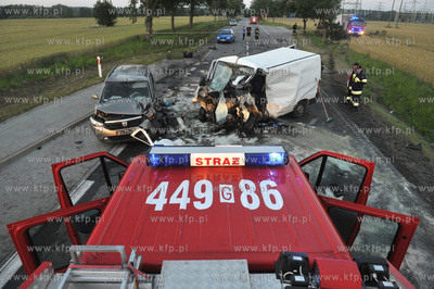 Wypadek czterech samochodow w tym ciezarowego i dostawczego...