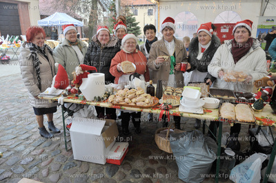 Jarmark Bozonarodzeniowy na placu Mariackim przy kosciele...