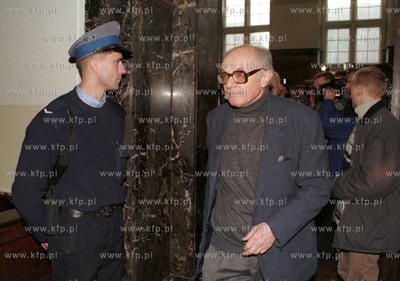 Proces grudnia 70. Stanislaw Kociolek wychodzi z sali...