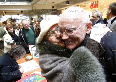 Gdansk. Centrum Handlowe Manhattan. Promocja albumu...