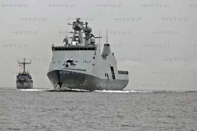 Do gdyńskiego portu wpływają okręty wojenne,  które...