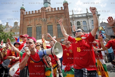 Hiszpanscy kibice opanowali  ul. Dluga i Dlugi Targ...